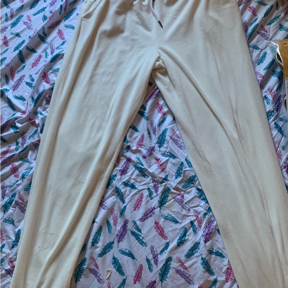 Medium velvety soft cream coloured sweats - Picture 3 of 3